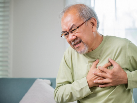 「心梗猝死」三分之二有前兆！胸悶、氣喘、左肩酸麻…心臟權威李源德：危急時刻這樣自救，5件事善待心臟